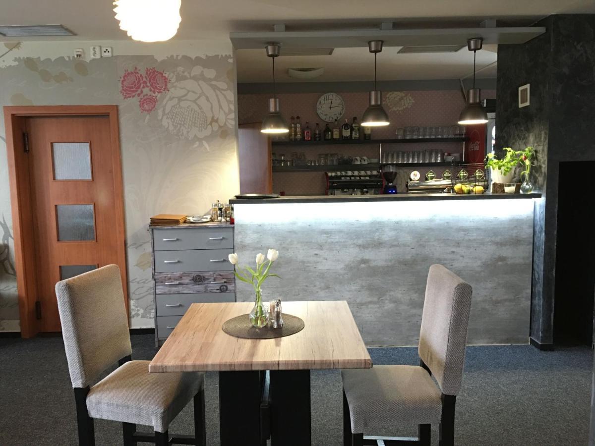Restaurace A Penzion U Lesa Havířov Buitenkant foto