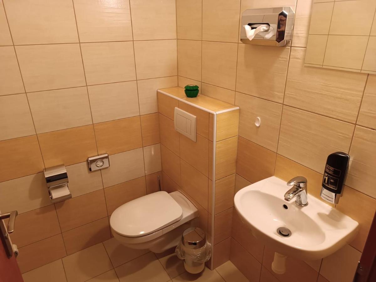Restaurace A Penzion U Lesa Havířov Buitenkant foto