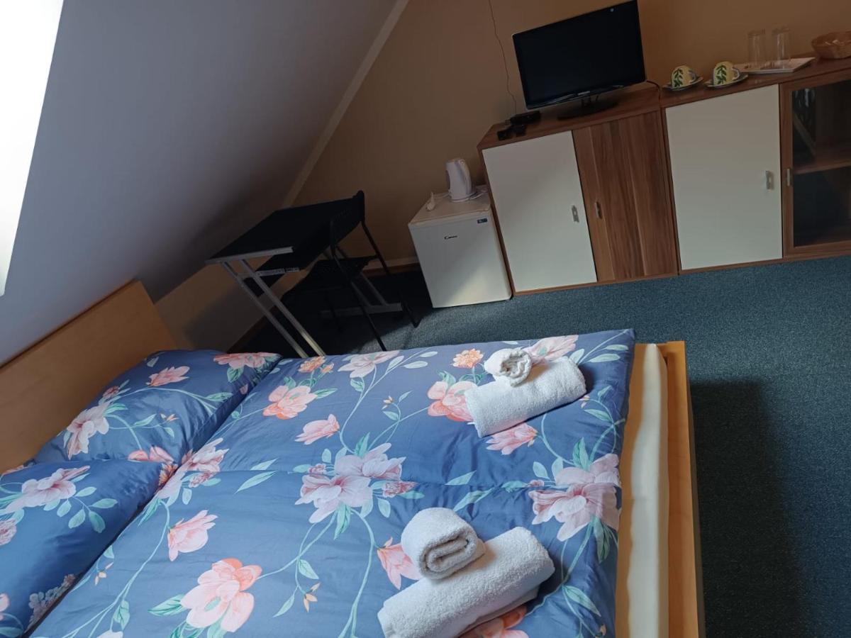 Restaurace A Penzion U Lesa Havířov Buitenkant foto